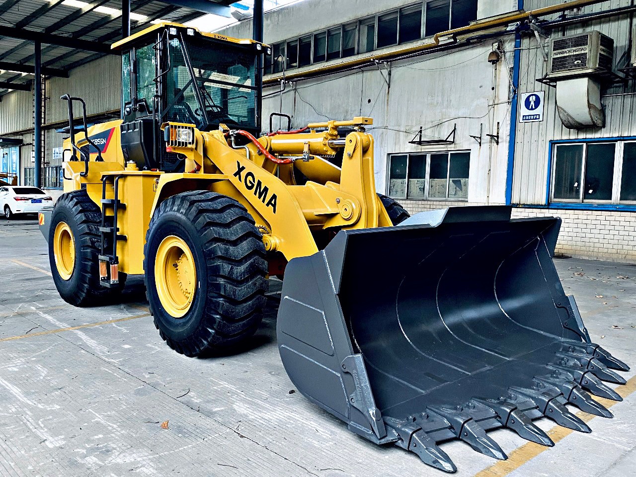 Фронтальные погрузчики: эффективные помощники на стройке и в промышленности