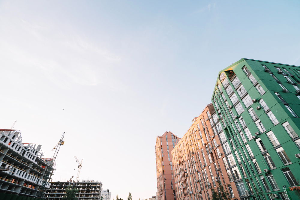 Монолит против панели: что выбрать в 2025 году и какие мифы пора развеять